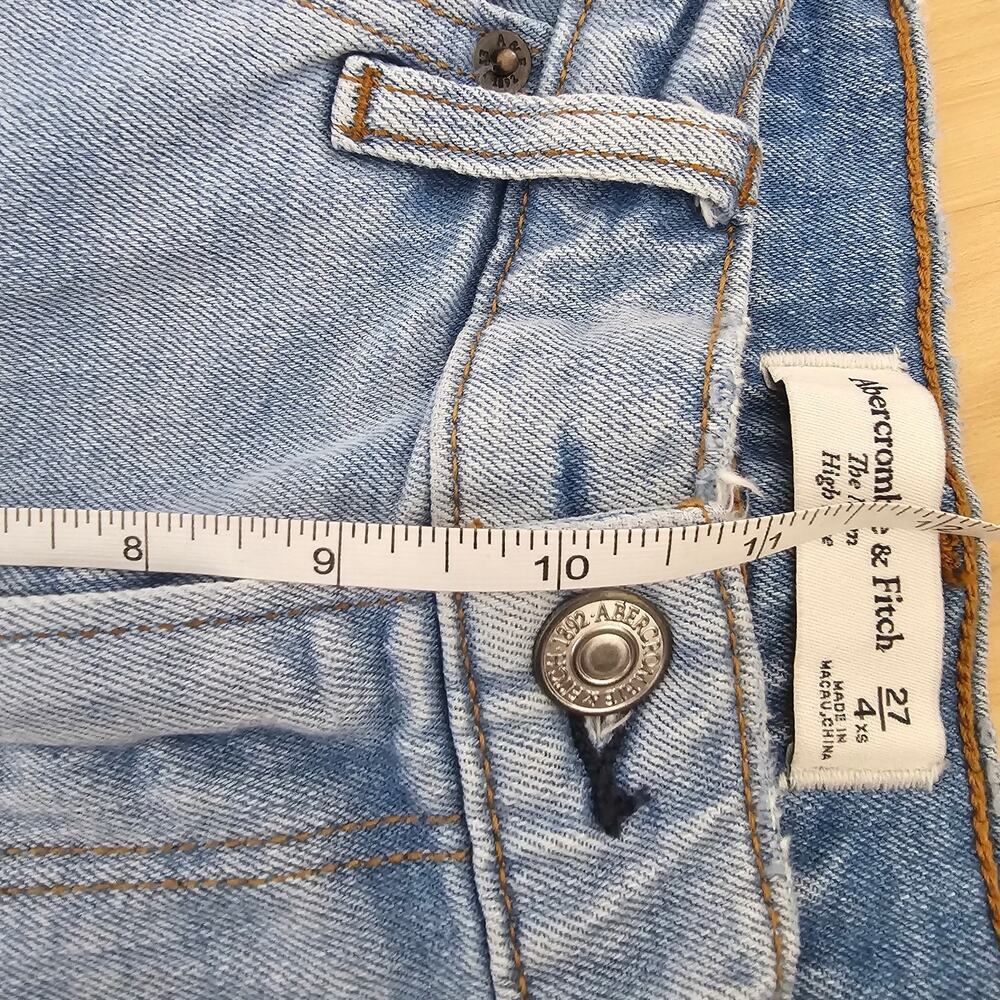 Abercrombie & Fitch The Mom High Rise Jean Light Washed Distressed 27/4 XS Short - Picture 9 of 10